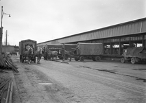 803494 Gezicht op de loods van Van Gend & Loos te Nijmegen.